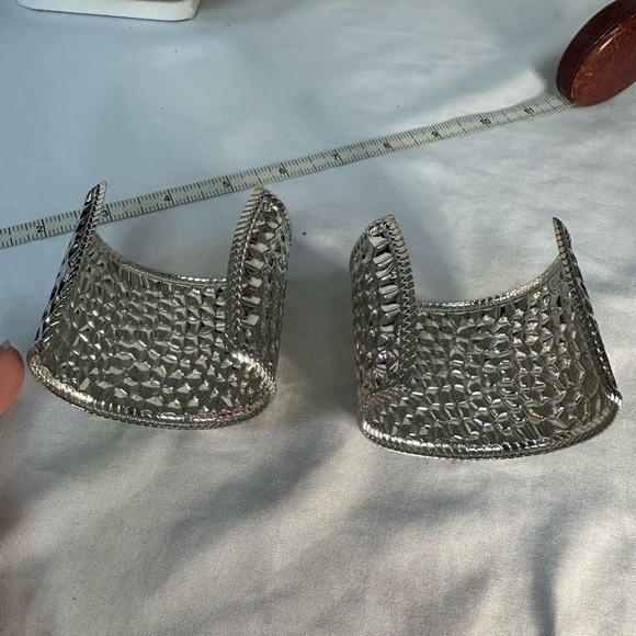 Two embossed silvertone cuff bracelets - Picture 3 of 5